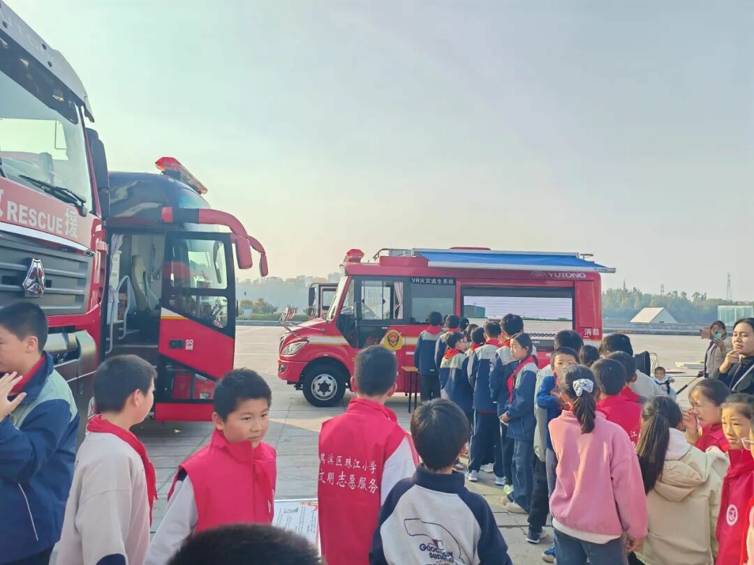 筑牢防火屏障 | 2025年全国消防宣传月，乐天堂官网宣传消防车点亮全民消防意识